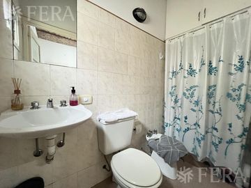 Venta de casa de 4 ambientes con cochera en Bernal