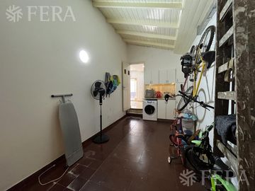 Venta de casa de 4 ambientes con cochera en Bernal