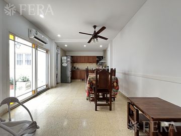 Venta de casa de 4 ambientes con cochera en Bernal