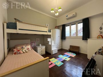 Venta de casa de 4 ambientes con cochera en Bernal
