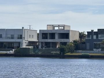 Casa en  Venta a la laguna en Las Tipas Nordelta