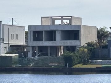 Casa en  Venta a la laguna en Las Tipas Nordelta