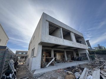 Casa en  Venta a la laguna en Las Tipas Nordelta