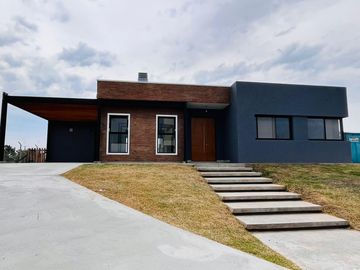 Casa en venta - 3 Dormitorios 3 Baños - 828mts2 - La Plata