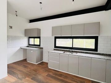 Casa en venta - 3 Dormitorios 3 Baños - 828mts2 - La Plata