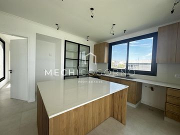 Casa 4 dormitorios venta en Santa Ana, Villa Nueva