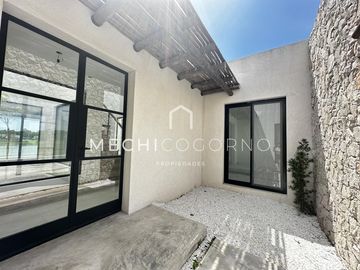 Casa 4 dormitorios venta en Santa Ana, Villa Nueva