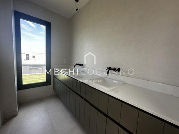 Casa 4 dormitorios venta en Santa Ana, Villa Nueva
