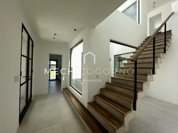 Casa 4 dormitorios venta en Santa Ana, Villa Nueva