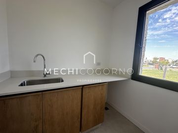 Casa 4 dormitorios venta en Santa Ana, Villa Nueva