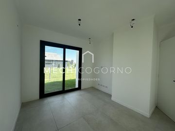 Casa 4 dormitorios venta en Santa Ana, Villa Nueva