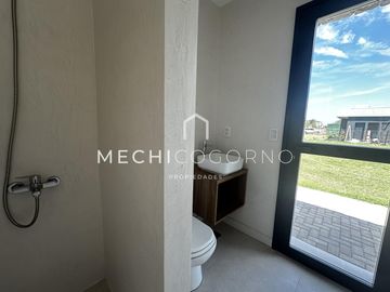 Casa 4 dormitorios venta en Santa Ana, Villa Nueva