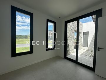 Casa 4 dormitorios venta en Santa Ana, Villa Nueva