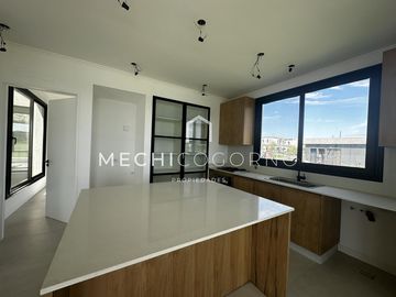 Casa 4 dormitorios venta en Santa Ana, Villa Nueva