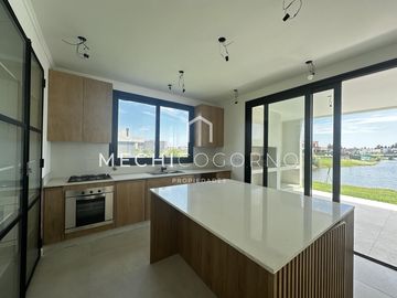 Casa 4 dormitorios venta en Santa Ana, Villa Nueva
