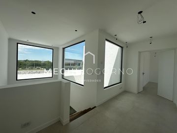 Casa 4 dormitorios venta en Santa Ana, Villa Nueva