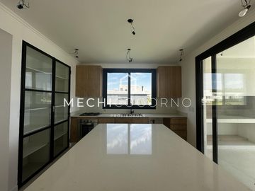 Casa 4 dormitorios venta en Santa Ana, Villa Nueva