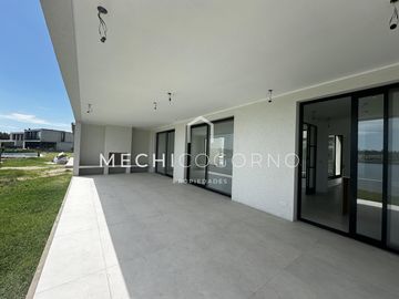 Casa 4 dormitorios venta en Santa Ana, Villa Nueva