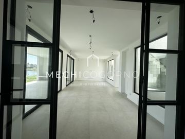 Casa 4 dormitorios venta en Santa Ana, Villa Nueva