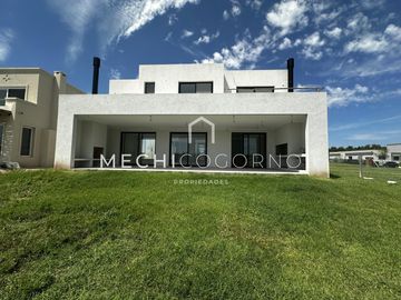 Casa 4 dormitorios venta en Santa Ana, Villa Nueva