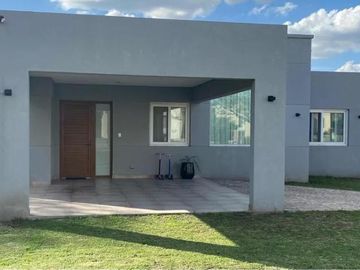 RBS. EN VENTA, DIVINA CASA EN SANTA GUADALUPE, PILAR DEL ESTE