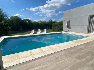 RBS. EN VENTA, DIVINA CASA EN SANTA GUADALUPE, PILAR DEL ESTE