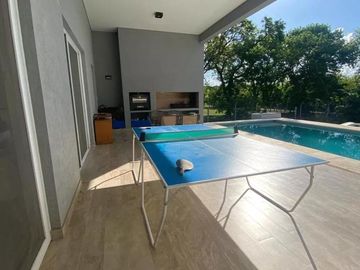 RBS. EN VENTA, DIVINA CASA EN SANTA GUADALUPE, PILAR DEL ESTE