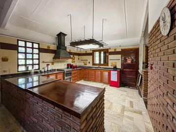 Quinta de 5 dormitorios sobre terreno de 3.744m² en Funes