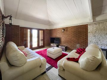 Quinta de 5 dormitorios sobre terreno de 3.744m² en Funes