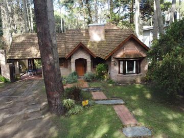Hermoso chalet de 4 dormitorios en medio del bosque de Carilo