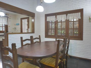 Hermoso chalet de 4 dormitorios en medio del bosque de Carilo
