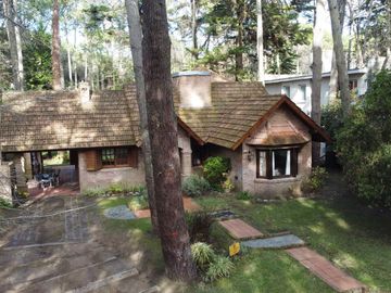 Hermoso chalet de 4 dormitorios en medio del bosque de Carilo