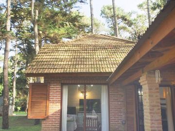 Hermoso chalet de 4 dormitorios en medio del bosque de Carilo