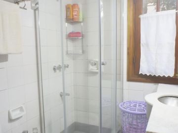 Hermoso chalet de 4 dormitorios en medio del bosque de Carilo