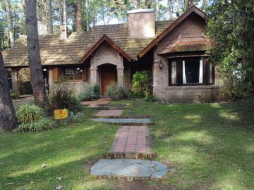 Hermoso chalet de 4 dormitorios en medio del bosque de Carilo