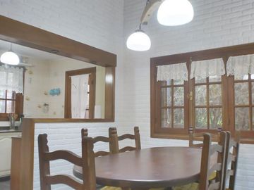 Hermoso chalet de 4 dormitorios en medio del bosque de Carilo