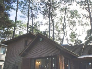 Hermoso chalet de 4 dormitorios en medio del bosque de Carilo