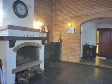 Hermoso chalet de 4 dormitorios en medio del bosque de Carilo