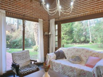 Hermoso chalet de 4 dormitorios en medio del bosque de Carilo