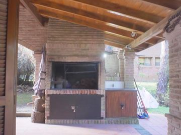Hermoso chalet de 4 dormitorios en medio del bosque de Carilo
