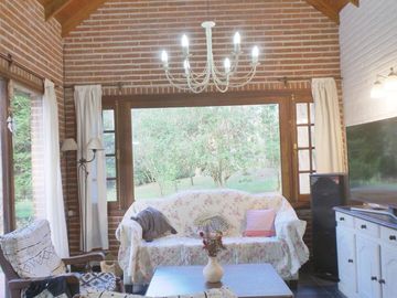 Hermoso chalet de 4 dormitorios en medio del bosque de Carilo