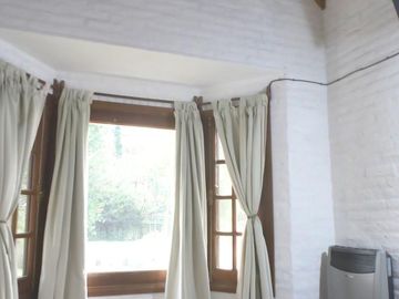 Hermoso chalet de 4 dormitorios en medio del bosque de Carilo
