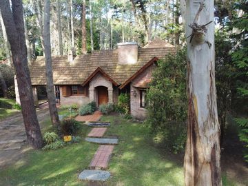 Hermoso chalet de 4 dormitorios en medio del bosque de Carilo