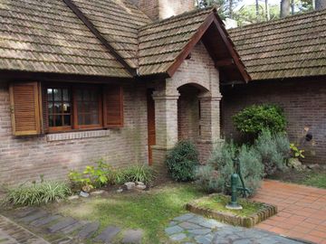 Hermoso chalet de 4 dormitorios en medio del bosque de Carilo