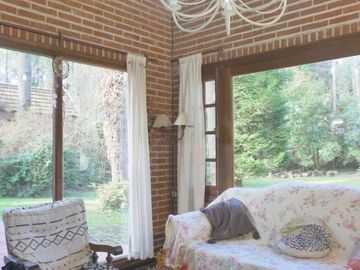 Hermoso chalet de 4 dormitorios en medio del bosque de Carilo