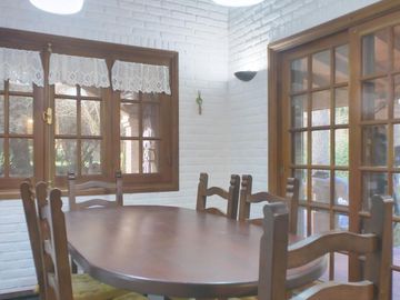 Hermoso chalet de 4 dormitorios en medio del bosque de Carilo