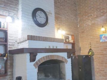 Hermoso chalet de 4 dormitorios en medio del bosque de Carilo