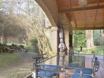 Hermoso chalet de 4 dormitorios en medio del bosque de Carilo