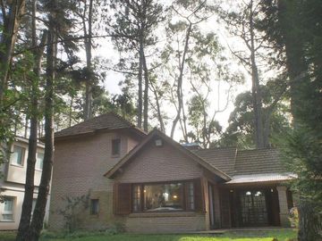 Hermoso chalet de 4 dormitorios en medio del bosque de Carilo