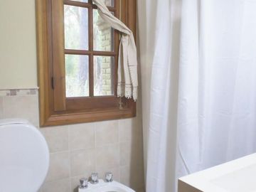 Hermoso chalet de 4 dormitorios en medio del bosque de Carilo
